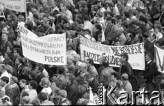 Lata 80., Częstochowa, Polska.
Pielgrzymka Ludzi Pracy na Jasną Górę. Pielgrzymi z transparentami.
Fot. Mieczysław Michalak, zbiory Ośrodka KARTA