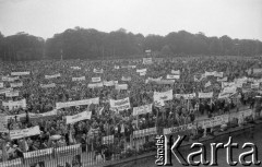 Lata 80., Częstochowa, Polska.
Pielgrzymka Ludzi Pracy na Jasną Górę. Tłum z transparentami przed wzgórzem klasztornym.
Fot. Mieczysław Michalak, zbiory Ośrodka KARTA