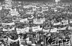 Lata 80., Częstochowa, Polska.
Pielgrzymka Ludzi Pracy na Jasną Górę. Tłum z transparentami przed wzgórzem klasztornym.
Fot. Mieczysław Michalak, zbiory Ośrodka KARTA