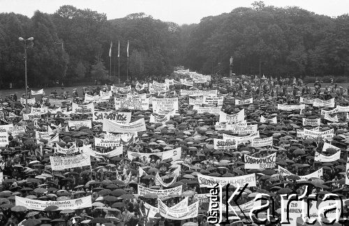Lata 80., Częstochowa, Polska.
Pielgrzymka Ludzi Pracy na Jasną Górę. Tłum z transparentami przed wzgórzem klasztornym.
Fot. Mieczysław Michalak, zbiory Ośrodka KARTA