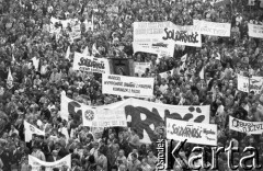 Lata 80., Częstochowa, Polska.
Pielgrzymka Ludzi Pracy na Jasną Górę. Tłum z transparentami przed wzgórzem klasztornym.
Fot. Mieczysław Michalak, zbiory Ośrodka KARTA