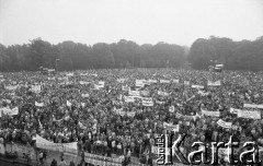 Lata 80., Częstochowa, Polska.
Pielgrzymka Ludzi Pracy na Jasną Górę. Tłum z transparentami przed wzgórzem klasztornym.
Fot. Mieczysław Michalak, zbiory Ośrodka KARTA
