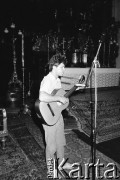 Lata 80., Częstochowa, Polska.
Pielgrzymka Ludzi Pracy na Jasną Górę. Krzysztof Jakubczak śpiewa podczas mszy świętej.
Fot. Mieczysław Michalak, zbiory Ośrodka KARTA
