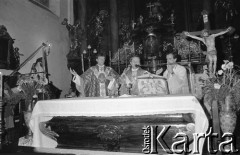 Lata 80., Częstochowa, Polska.
Pielgrzymka Ludzi Pracy na Jasną Górę. Msza święta, na ołtarzu z lewej ksiądz Adam Wiktor.
Fot. Mieczysław Michalak, zbiory Ośrodka KARTA