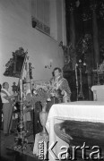 Lata 80., Częstochowa, Polska.
Pielgrzymka Ludzi Pracy na Jasną Górę. Msza święta, przy ambonie ksiądz Adam Wiktor.
Fot. Mieczysław Michalak, zbiory Ośrodka KARTA