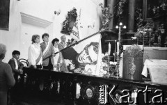 Lata 80., Częstochowa, Polska.
Pielgrzymka Ludzi Pracy na Jasną Górę. Msza święta, z lewej poczty sztandarowe, na jednym z nich portret księdza Jerzego Popiełuszki.
Fot. Mieczysław Michalak, zbiory Ośrodka KARTA