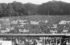 Lata 80., Częstochowa, Polska.
Pielgrzymka Ludzi Pracy na Jasną Górę, tłum zgromadzony przed wzgórzem klasztornym.
Fot. Mieczysław Michalak, zbiory Ośrodka KARTA