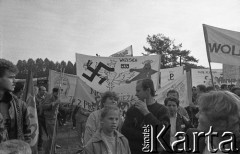 Lata 80., Częstochowa, Polska.
Pielgrzymka Ludzi Pracy na Jasną Górę. Tłum z transparentami. 
Fot. Mieczysław Michalak, zbiory Ośrodka KARTA