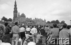 Lata 80., Częstochowa, Polska.
Pielgrzymka Ludzi Pracy na Jasną Górę. Widok na klasztor paulinów i wiernych podczas mszy świętej.
Fot. Mieczysław Michalak, zbiory Ośrodka KARTA