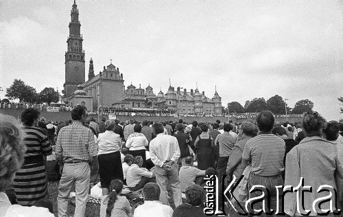 Lata 80., Częstochowa, Polska.
Pielgrzymka Ludzi Pracy na Jasną Górę. Widok na klasztor paulinów i wiernych podczas mszy świętej.
Fot. Mieczysław Michalak, zbiory Ośrodka KARTA