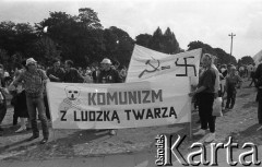Lata 80., Częstochowa, Polska.
Pielgrzymka Ludzi Pracy na Jasną Górę. Pielgrzymi z transparentem o treści: 