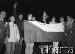 Lata 80., Częstochowa, Polska.
Pielgrzymka Ludzi Pracy na Jasną Górę, grupa osób z flagą Czechosłowacji. 
Fot. Mieczysław Michalak, zbiory Ośrodka KARTA