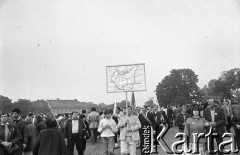 Lata 80., Częstochowa, Polska.
Pielgrzymka Ludzi Pracy na Jasną Górę. Pielgrzymi trzymają transparent z przedwojenną mapą Polski.
Fot. Mieczysław Michalak, zbiory Ośrodka KARTA