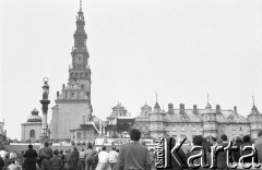 Lata 80., Częstochowa, Polska.
Pielgrzymka Ludzi Pracy na Jasną Górę. Widok na klasztor paulinów podczas mszy świętej. 
Fot. Mieczysław Michalak, zbiory Ośrodka KARTA