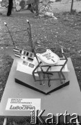Lata 80., Częstochowa, Polska.
Pielgrzymka Ludzi Pracy na Jasną Górę. Makieta Instytutu Kultury Chrześcijańskiej w Lubochni.
Fot. Mieczysław Michalak, zbiory Ośrodka KARTA