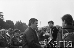Lata 80., Częstochowa, Polska.
Pielgrzymka Ludzi Pracy na Jasną Górę. Ksiądz Adam Wiktor rozmawia z pielgrzymami.
Fot. Mieczysław Michalak, zbiory Ośrodka KARTA