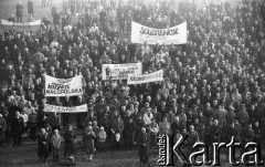 Lata 80., Częstochowa, Polska.
Pielgrzymka Ludzi Pracy na Jasną Górę. Tłum z transparentami przed wzgórzem klasztornym.
Fot. Mieczysław Michalak, zbiory Ośrodka KARTA