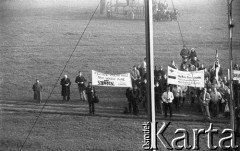 Lata 80., Częstochowa, Polska.
Pielgrzymka Ludzi Pracy na Jasną Górę, pielgrzymi z transparentami.
Fot. Mieczysław Michalak, zbiory Ośrodka KARTA