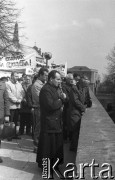 Lata 80., Częstochowa, Polska.
Pielgrzymka Ludzi Pracy na Jasną Górę, z mikrofonem ksiądz Stanisław Małkowski.
Fot. Mieczysław Michalak, zbiory Ośrodka KARTA