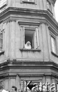 Lata 80., Częstochowa, Polska.
Pielgrzymka Ludzi Pracy na Jasną Górę. Zakonnik wygląda przez okno.
Fot. Mieczysław Michalak, zbiory Ośrodka KARTA