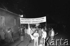 Lata 80., Częstochowa, Polska.
Pielgrzymka Ludzi Pracy na Jasną Górę, wierni z transparenten: 