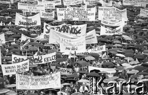 Lata 80., Częstochowa, Polska.
Pielgrzymka Ludzi Pracy na Jasną Górę. Tłum z transparentami przed wzgórzem klasztornym.
Fot. Mieczysław Michalak, zbiory Ośrodka KARTA