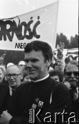 Lata 80., Częstochowa, Polska.
Pielgrzymka Ludzi Pracy na Jasną Górę, na zdjęciu ksiądz Adam Wiktor.
Fot. Mieczysław Michalak, zbiory Ośrodka KARTA
