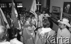 Sierpień 1985, Wrocław, Polska.
Msza święta za ojczyznę w kościele pw. św. Klemensa Dworzaka. Ksiądz Adam Wiktor święci tablicę pamiątkową związaną z 5. rocznicą wydarzeń sierpnia '80.
Fot. Mieczysław Michalak, zbiory Ośrodka KARTA