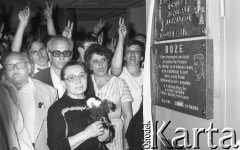 Lata 80., Wrocław, Polska.
Msza święta za ojczyznę w kościele pw. św. Klemensa Dworzaka, z kwiatami Anna Walentynowicz. 
Fot. Mieczysław Michalak, zbiory Ośrodka KARTA