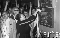 Lata 80., Wrocław, Polska.
Msza święta za ojczyznę w kościele pw. św. Klemensa Dworzaka, wśród zgromadzonych Anna Walentynowicz. 
Fot. Mieczysław Michalak, zbiory Ośrodka KARTA