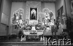 Lata 80., Wrocław, Polska.
Ołtarz w kościele pw. św. Klemensa Dworzaka. 
Fot. Mieczysław Michalak, zbiory Ośrodka KARTA