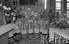 Lata 80., Wrocław, Polska.
Msza święta za ojczyznę w kościele pw. św. Klemensa Dworzaka, 3. z lewej ksiądz Adam Wiktor, 4. z lewej ksiądz Stanisław Orzechowski.
Fot. Mieczysław Michalak, zbiory Ośrodka KARTA