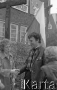 Lata 80., Wrocław, Polska.
Proboszcz parafii pw. św. Klemensa Dworzaka ksiądz Adam Wiktor z wiernymi.
Fot. Mieczysław Michalak, zbiory Ośrodka KARTA