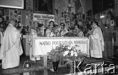 Lata 80., Wrocław, Polska.
Msza święta za ojczyznę w kościele pw. św. Klemensa Dworzaka. Za ołtarzem od lewej ksiądz Stanisław Orzechowski i ksiądz Adam Wiktor.
Fot. Mieczysław Michalak, zbiory Ośrodka KARTA