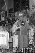 Lata 80., Wrocław, Polska.
Msza święta za ojczyznę w kościele pw. św. Klemensa Dworzaka, przy ambonie ksiądz Adam Wiktor.
Fot. Mieczysław Michalak, zbiory Ośrodka KARTA