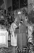 Lata 80., Wrocław, Polska.
Msza święta za ojczyznę w kościele pw. św. Klemensa Dworzaka, przy ambonie ksiądz Stanisław Orzechowski.
Fot. Mieczysław Michalak, zbiory Ośrodka KARTA