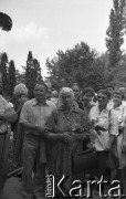 Lata 80., Wrocław, Polska.
Wierni przed kościołem parafii św. Klemensa Dworzaka, z przodu Marianna Popiełuszko, matka księdza Jerzego Popiełuszki. 
Fot. Mieczysław Michalak, zbiory Ośrodka KARTA