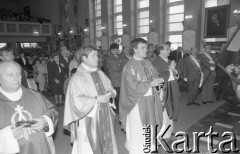Lata 80., Wrocław, Polska.
Msza święta za ojczyznę w kościele pw. św. Klemensa Dworzaka, 3. z lewej ksiądz Adam Wiktor. 
Fot. Mieczysław Michalak, zbiory Ośrodka KARTA