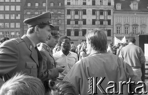 26.02.1990, Wrocław, Polska.
Festyn afrykańskich studentów z okazji uwolnienia Nelsona Mandeli. 
Fot. Mieczysław Michalak, zbiory Ośrodka KARTA