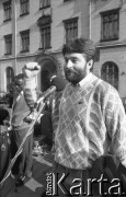 26.02.1990, Wrocław, Polska.
Festyn afrykańskich studentów z okazji uwolnienia Nelsona Mandeli, przy mikrofonie Władysław Frasyniuk.
Fot. Mieczysław Michalak, zbiory Ośrodka KARTA