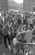 26.02.1990, Wrocław, Polska.
Festyn afrykańskich studentów z okazji uwolnienia Nelsona Mandeli. Grupa skinheadów podczas ataku na studentów.
Fot. Mieczysław Michalak, zbiory Ośrodka KARTA