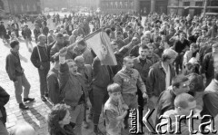 26.02.1990, Wrocław, Polska.
Festyn afrykańskich studentów z okazji uwolnienia Nelsona Mandeli. Grupa skinheadów podczas marszu na studentów.
Fot. Mieczysław Michalak, zbiory Ośrodka KARTA