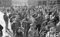 26.02.1990, Wrocław, Polska.
Festyn afrykańskich studentów z okazji uwolnienia Nelsona Mandeli. Grupa skinheadów podczas marszu na studentów.
Fot. Mieczysław Michalak, zbiory Ośrodka KARTA