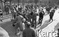 26.02.1990, Wrocław, Polska.
Festyn afrykańskich studentów z okazji uwolnienia Nelsona Mandeli. Grupa skinheadów atakuje studentów.
Fot. Mieczysław Michalak, zbiory Ośrodka KARTA