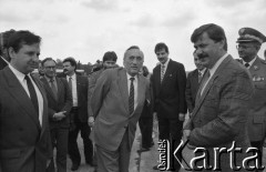 25.05.1990, Wrocław, Polska.
Wizyta premiera Tadeusza Mazowieckiego. Powitanie na lotnisku, na pierwszym planie od lewej: Janisław Muszyński, Tadeusz Mazowiecki, Włodzimierz Mękarski, z tyłu: Władysław Frasyniuk (za T. Mazowieckim), Rafał Dutkiewicz, Grzegorz Schetyna. 
Fot. Mieczysław Michalak, zbiory Ośrodka KARTA