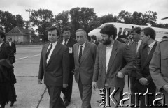 25.05.1990, Wrocław, Polska.
Wizyta premiera Tadeusza Mazowieckigo. Powitanie na lotnisku, od lewej: Janisław Muszyński, Tadeusz Mazowiecki, Władysław Frasyniuk, Grzegorz Schetyna.
Fot. Mieczysław Michalak, zbiory Ośrodka KARTA