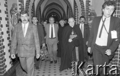 25.05.1990, Wrocław, Polska.
Wizyta premiera Tadeusza Mazowieckiego. Spotkanie z kardynałem Henrykiem Gulbinowiczem, 1. z lewej Włodzimierz Mękarski.
Fot. Mieczysław Michalak, zbiory Ośrodka KARTA


