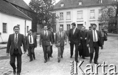 25.05.1990, Wrocław, Polska.
Wizyta premiera Tadeusza Mazowieckiego. Premier (w środku) idzie na spotkanie z kardynałem Henrykiem Gulbinowiczem, obok niego Waldemar Kuczyński, Janisław Muszyński (z lewej) i Rafał Dutkiewicz (z prawej).
Fot. Mieczysław Michalak, zbiory Ośrodka KARTA
