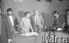 25.05.1990, Wrocław, Polska.
Wizyta premiera Tadeusza Mazowieckiego. Spotkanie w XIV Liceum Ogólnokształcącym, 1. z lewej Władysław Frasyniuk, 2. z prawej Janisław Muszyński.
Fot. Mieczysław Michalak, zbiory Ośrodka KARTA

