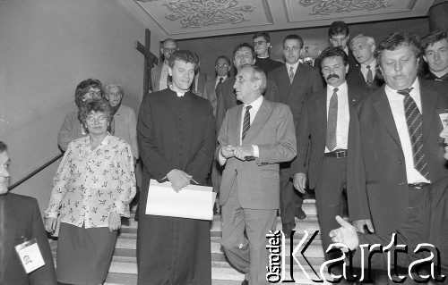 25.05.1990, Wrocław, Polska.
Wizyta premiera Tadeusza Mazowieckiego. T. Mazowiecki w kościele pw. św. Klemensa Dworzaka przy Alei Pracy.
Fot. Mieczysław Michalak, zbiory Ośrodka KARTA
